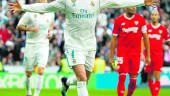 TRIUNFO. Cristiano Ronaldo celebra uno de los dos goles que marcó en el encuentro ante el Sevilla, donde también presentó su quinto Balón de Oro a la afición madridista en el Santiago Bernabéu.