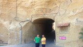 CHICLANA. Santiago Rodríguez y José Castro, ante la entrada al túnel. 