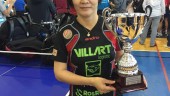 ÉXITO. Yanlan Li Wang posa con un trofeo conseguido en una competición de tenis de mesa.