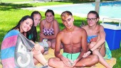 DIVERSIÓN. Jóvenes disfrutan del primer día de apertura de la piscina de El Tomillo y se refresacan del calor del verano en el agua.