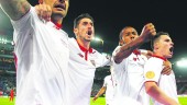 EMPATE. Gameiro es felicitado por sus compañeros tras marcar el gol de la igualada.