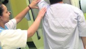 DIAGNÓSTICO. Una mujer se hace una mamografía en el Complejo Hospitalario de Jaén.