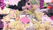 VENTA. Las uvas presiden un puesto de frutas y verduras del Mercado de San Francisco.