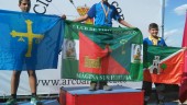 ÉXITO. Alberto Espinosa, en lo más alto del podio, con la bandera del club.