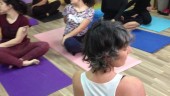CLASE. Alumnos realizan sus ejercicios de yoga frente a la profesora, Rosa Armenteros.