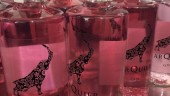 DESTILADO. Botellas de ginebra “rose”, marca BarQuier.