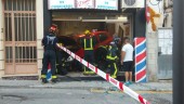 El coche accidentado en un negocio de peluquería.