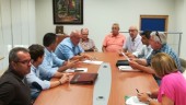 REIVINDICACIONES. Juan Carlos Ruiz (cuarto por la izquierda) se dirige a los miembros de la directiva de “OCO” —entre ellos, Juan Torres y Pepi Alcántara—, en una reunión, esta semana. A la izquierda, la solicitud del alcalde a la Junta.