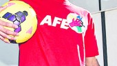 FICHAJE. Antonio Trujillo posa con un balón en un entrenamiento con la AFE.