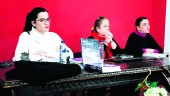 PUBLICACIÓN. Mamen Barranco, Rosa Bárcenas y Elena Cortés, en el acto de presentación de “Nuestra Bandera”. 