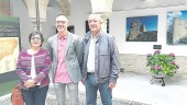 AUTORIDADES. Concha Choclán, Vicente Barba y Juan Lucás García junto a la exposición en el Palacio de Don Gome.