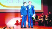 reconocimiento. Alejandro Rosales Pérez recoge la bandera de Andalucía en nombre de Grupo Alvic.