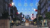 CAMPAÑA. Una de las calles del centro comercial abierto, con iluminación extraordinaria para Navidad. 