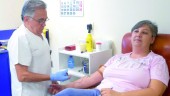 SOLIDARIDAD. Una vecina participa en la extracción de sangre promovida dentro de la campaña de apoyo a Kevin Moreno.