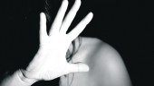 MIEDO. Una mujer levanta la mano para proteger su rostro de una posible agresión machista.