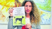con el cartel. Nenuca Valverde Uceda muestra uno de los reclamos con los que pide apoyo para encontrar a su perro.