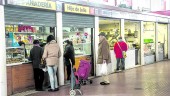 COMERCIO. Clientes esperan para realizar sus compras en uno de los puestos del mercado de abastos.