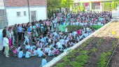 ECOESCUELA. Escolares del colegio Virgen de Guadalupe, en el patio del centro.