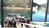 Autoridades y empresarios, en el embarcadero de El Tranco, después de dar un paseo en el barco solar.