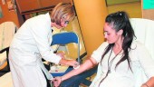 EN FEBRERO. Una joven participa en la campaña de donación de sangre en la Universidad de Jaén. 