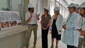 27 DE SEPTIEMBRE. El arquitecto Ramón Cuenca explica a las delegadas Ana Cobo y Teresa Vega el proyecto.