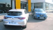 MODELOS. Vehículos Renault Megame, a las puertas del concesionario Japemasa.
