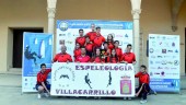 ÉXITO. Los componentes del Grupo de Espeleología de Villacarrillo posan un cartel en el municipio rondeño.