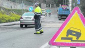 MEJORAS. Un trabajador regula el tráfico, alterado por los trabajos en la calle Camino Fuente de la Peña.