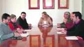SINTONÍA. Mario Jiménez y Lola Marín, en la reunión con el equipo municipal de Gobierno de Baeza.
