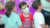 ALERGIA. Un niño se protege del polen con una máscara y gafas de sol.