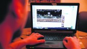 PROFESIONES. Un joven contempla un vídeo de Youtube en su ordenador.