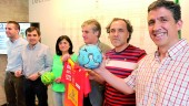JORNADA. Foto de familia del acto del GAB Jaén con Dueñas y presentación del Día del Balonmano.