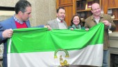visita. El delegado de Fomento regaló al Ayuntamiento una bandera de Andalucía para la Glorieta de Blas Infante donde ondea una hecha casi jirones.