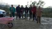TRABAJO. Miembros de la Asociación de Vecinos Puerta del Cerro preparan una cita en Los Bermejales.