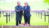 ENCUENTRO. François Hollande y Angela Merkel, en la ceremonia.