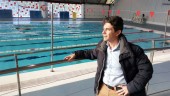El concejal de Deportes, José María Álvarez, visita la piscina. 