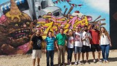 ARTE. Ganadores del certamen de grafiti, el alcalde, Juan Fernández, concejales locales y Ana Morillo, coordinadora del IAJ en Jaén. 
