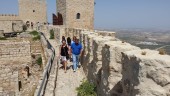 VISITANTES. Un grupo de turistas camina por las almenas del Castillo de Santa Catalina, fortaleza que corona el cerro del mismo nombre. 