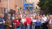 `ALEGRÍA. Participantes en la Cruz de la parroquia de la Inmaculada y San Pedro Pascual posan después de recibir el primer premio, dotado con quinientos euros.