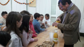 DESAYUNO. El diputado de Agricultura, Pedro Bruno, llena un vaso de zumo natural y ecológico, en uno de los colegios.