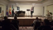 MÚSICA. Dos de los alumnos participantes, tocan una pieza para piano y flauta.