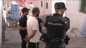 ARRESTO. Agentes de la Policía Nacional custodian a uno de los dos detenidos, en una captura de vídeo. 
