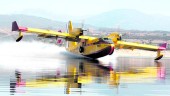 operación. El cuarto hidroavión procedente de Málaga aterriza en La Palma para acabar con el fuego.