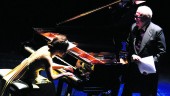 MÚSICA. Juan Echanove y la pianista Azumi Nishizawa durante el recital ofrecido en el Ideal Cinema. 