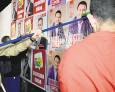La pegada de carteles inicia la campaña La pegada de carteles inicia la campaña
