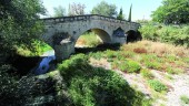SIN AGUA. El caudal del Guadalbullón es ridículo a su paso por el antiguo puente de la carretera de Torrequebradilla. 