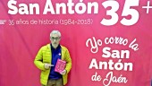 CON ORGULLO. Rafael Martínez, autor de San Antón 35+, posa con un ejemplar de su libro en el pabellón polideportivo Manuel Jara Labella.
