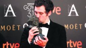 PREMIADO. Raúl Arevalo besa el “Goya” cosechado como Mejor Director Novel.