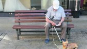a la sombra. Un mayor, que tiene que andar con una muleta, descansa en un banco de la Plaza de San Ildefonso. 