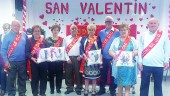 CARIÑO. Parejas homenajeadas de mayores, en el centro, con motivo del Día de San Valentín.